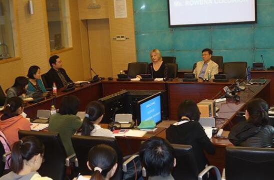 會(huì)議現(xiàn)場(chǎng)的口譯工作圖片